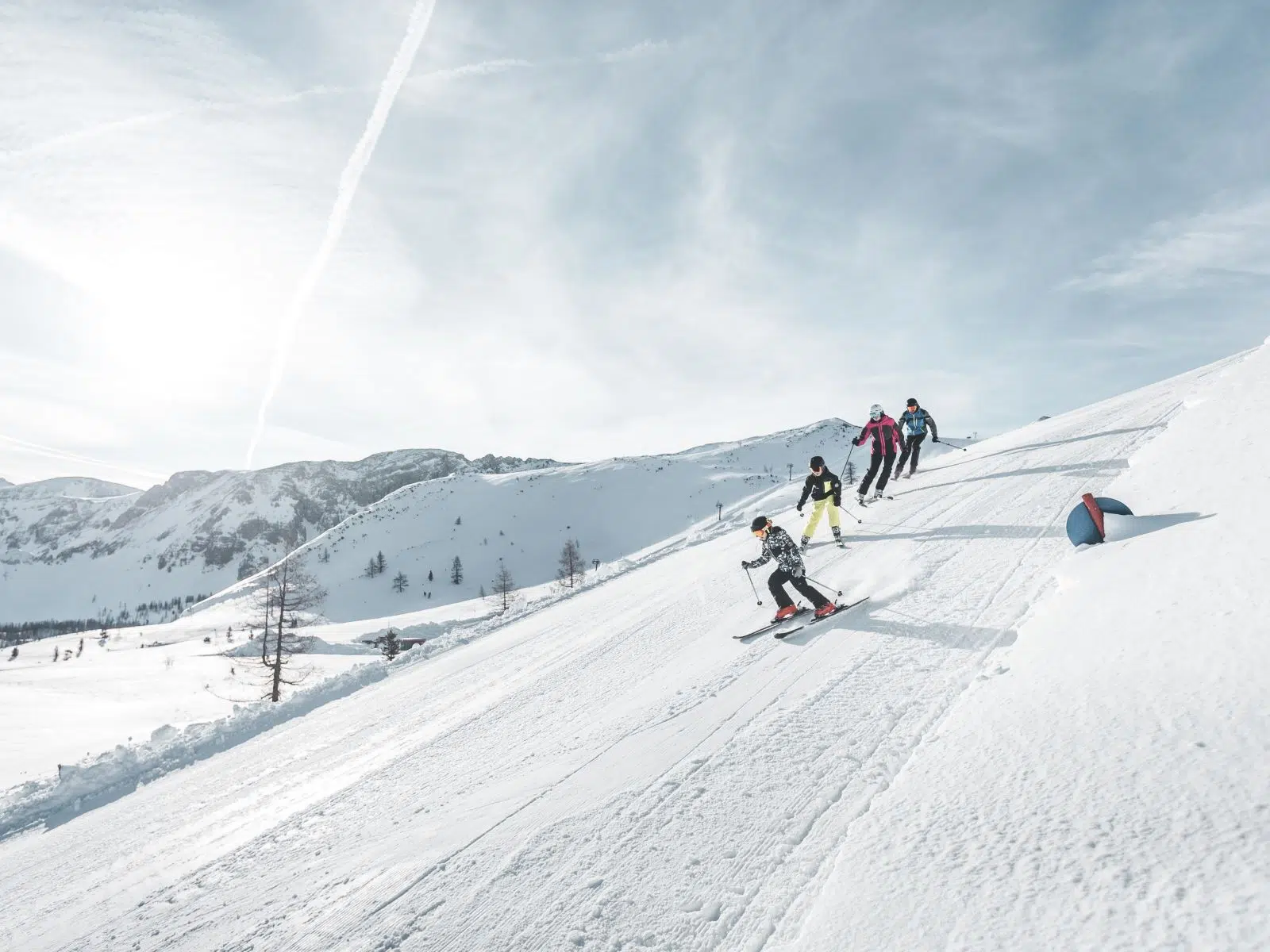 Ihr seht eine Gruppe von Personen beim Skifahren im Winter im Skigebiet Hinterstoder.