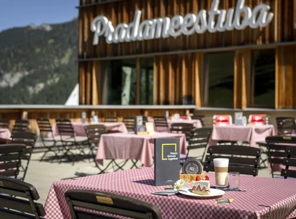 Ihr seht ein Stück Torte und Kaffee auf der Sonnenterrasse im JUFA Hotel Malbun***.