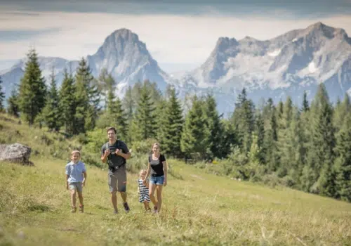 Ihr seht eine Familie beim Wandern in der Ferienregion Pyhrn-Priel.