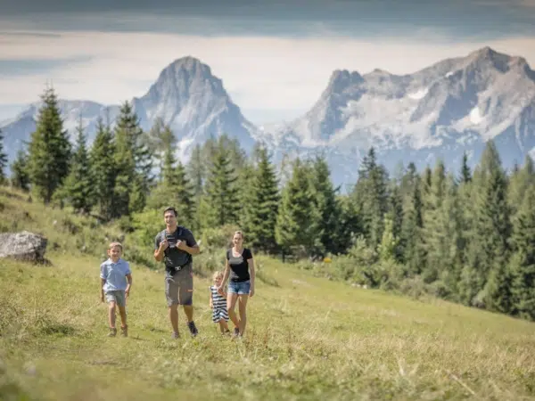 Ihr seht eine Familie beim Wandern in der Ferienregion Pyhrn-Priel.