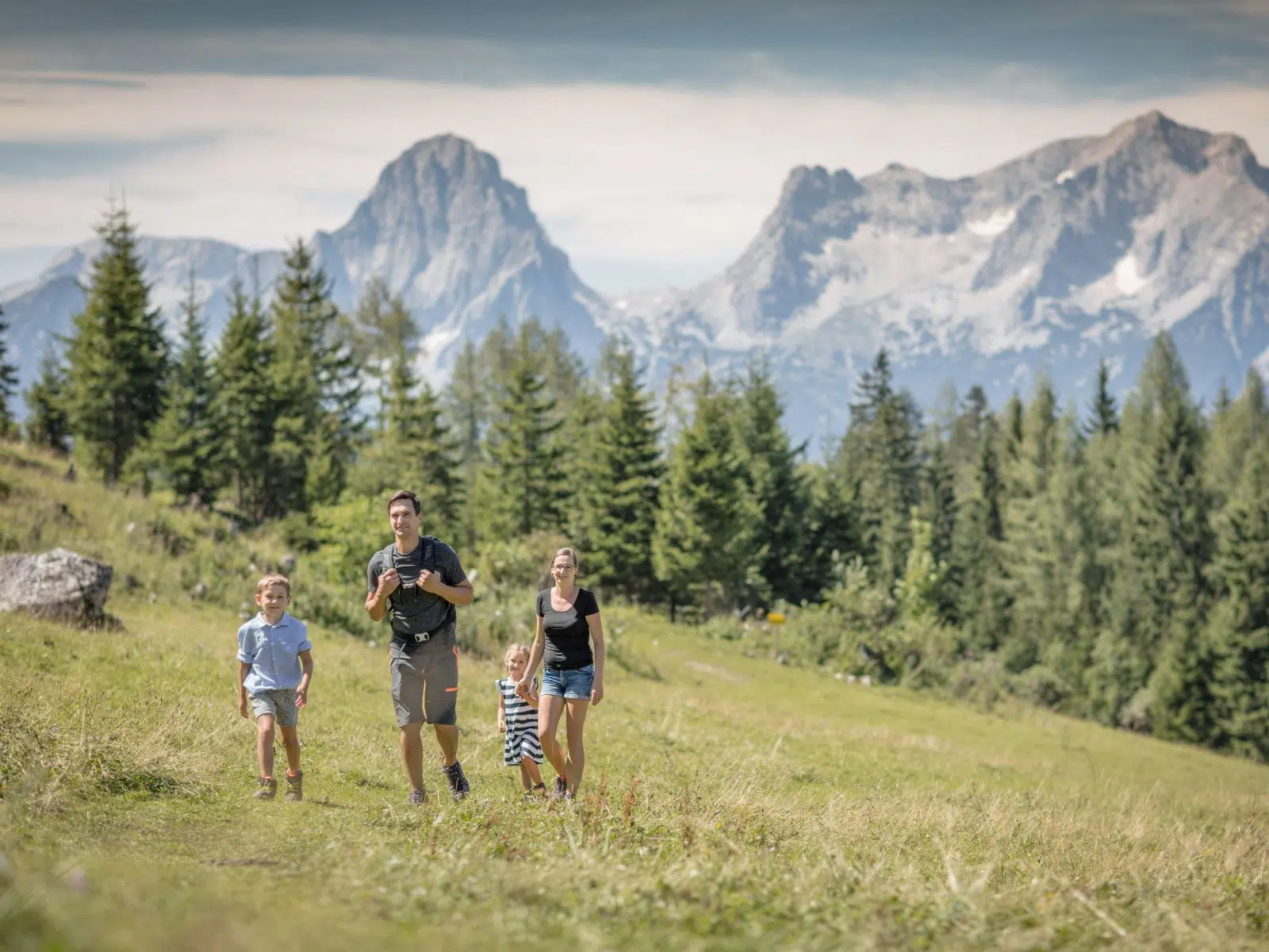 Ihr seht eine Familie beim Wandern in der Ferienregion Pyhrn-Priel.