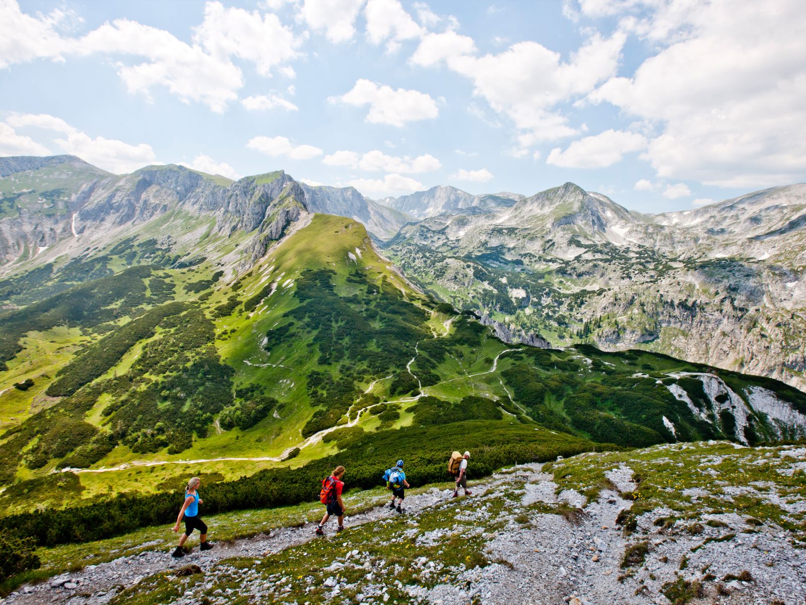 Ihr seht eine Gruppe von Wanderern im Gebiet des Hochschwabs in der Hochsteiermark. JUFA Hotels bietet Ihnen den Ort für erlebnisreichen Natururlaub für die ganze Familie.