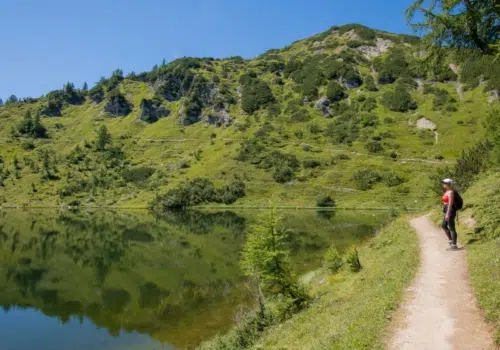 Ihr seht eine Frau auf der Taublitzalm wandern.