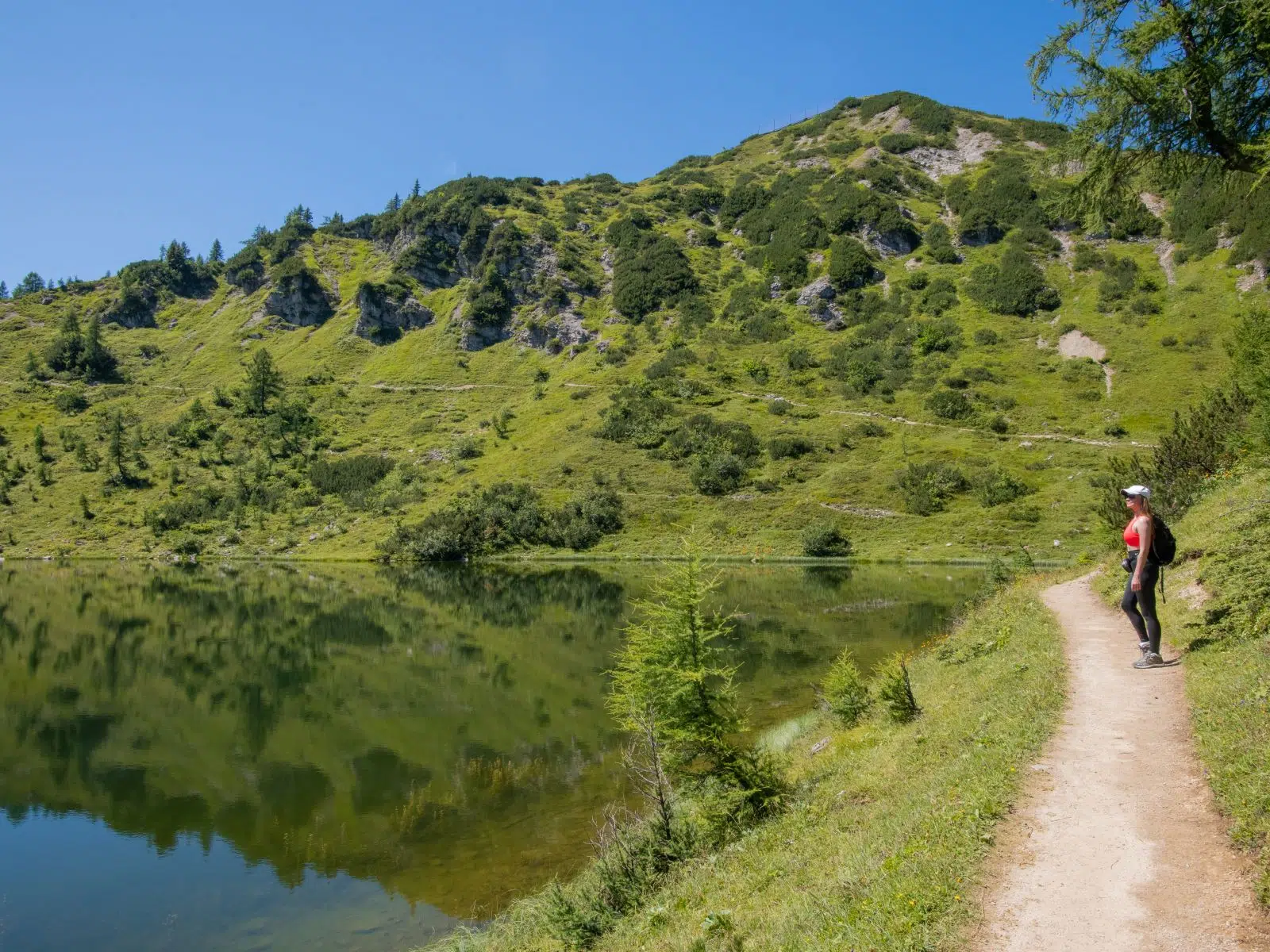 Ihr seht eine Frau auf der Taublitzalm wandern.