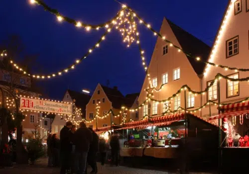 Ihr seht den Weihnachtsmarkt in Nördlingen.