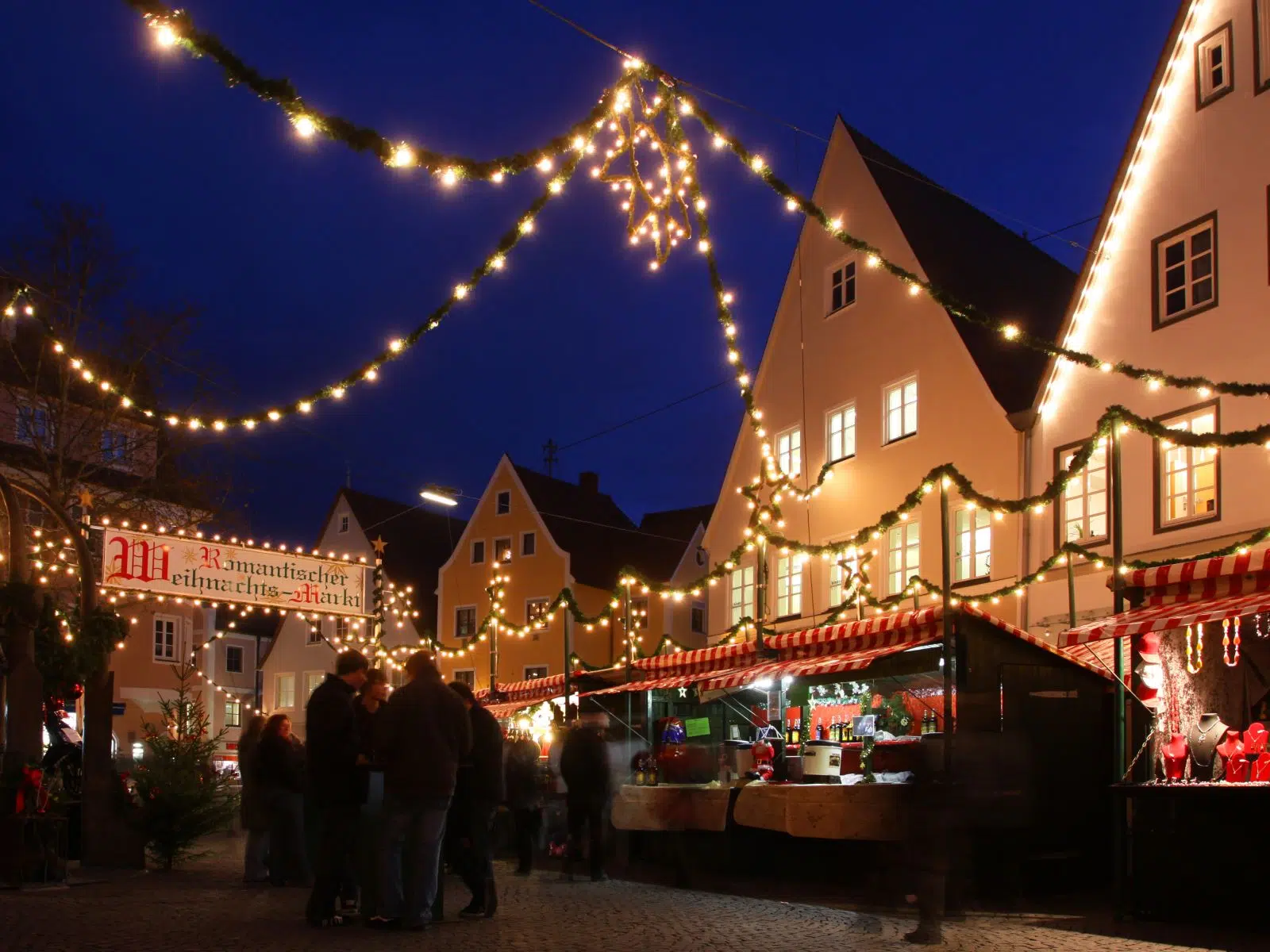 Ihr seht den Weihnachtsmarkt in Nördlingen.