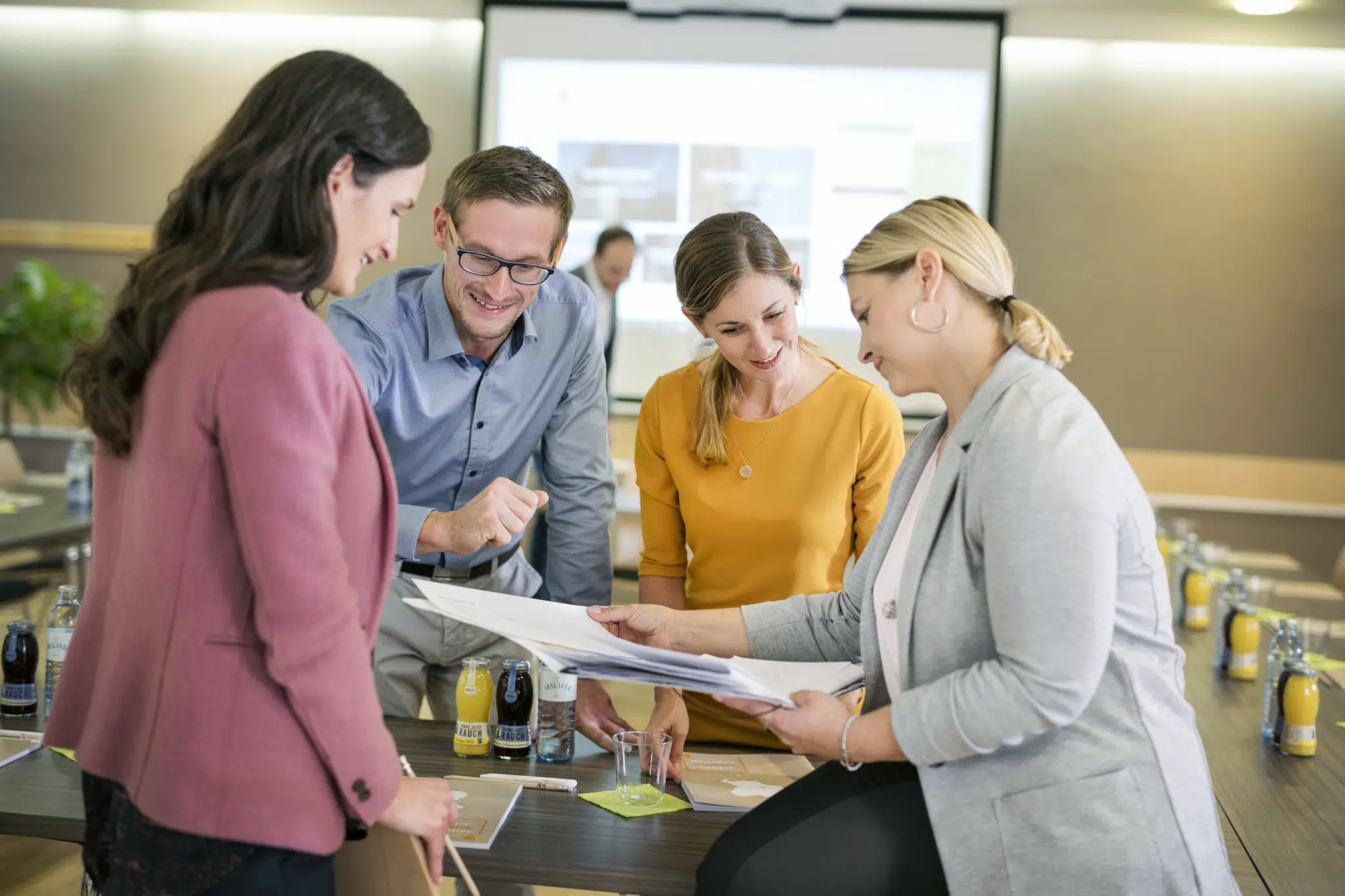 Ihr seht eine Gruppe Workshop-Teilnehmer in Besprechung im JUFA Hotel Graz City***. Der Ort für erfolgreiche und kreative Seminare in abwechslungsreichen Regionen.