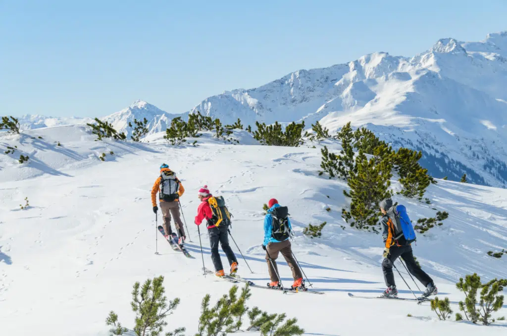 Skitourengeher in der verschneiten Landschaft