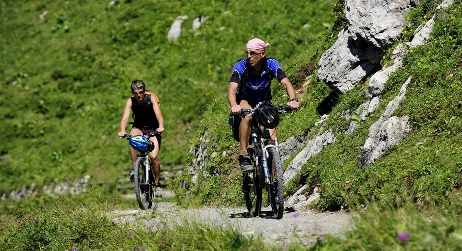 berg, Bike, Bike Radfahren Mountainbike, hochfahren, Malbun, Mountainbike, Radfahren, schmaler weg, sommer, wiese