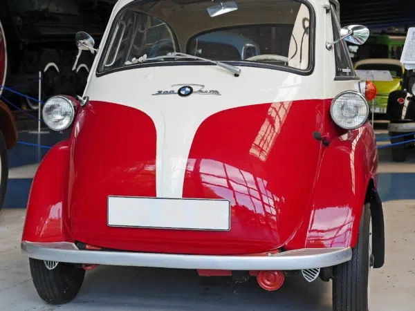 Ihr seht eine BMW Isetta in einem Museum.