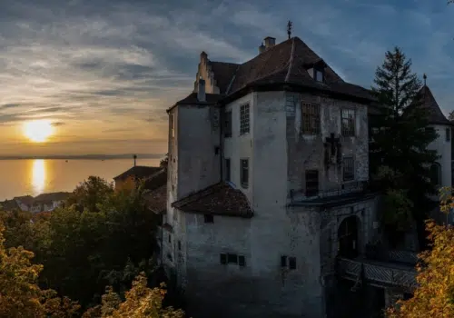 Ihr seht die Burg Meersburg. JUFA Hotels bietet erholsamen Familienurlaub und einen unvergesslichen Winter- und Wanderurlaub.