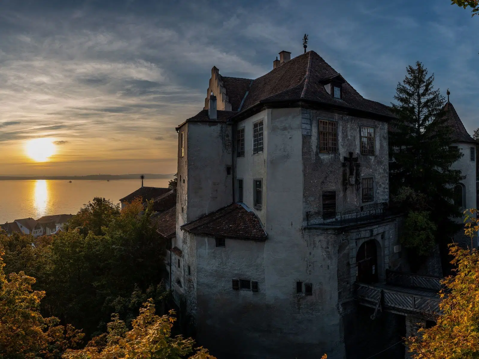 Ihr seht die Burg Meersburg. JUFA Hotels bietet erholsamen Familienurlaub und einen unvergesslichen Winter- und Wanderurlaub.