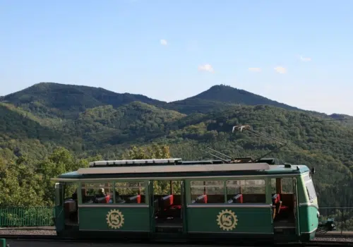 Die Drachenfelsbahn in Königswinter mit Blick auf das SiebengebirgeJUFA Hotels bietet erlebnisreiche Städtetrips für die ganze Familie und den idealen Platz für Ihr Seminar.