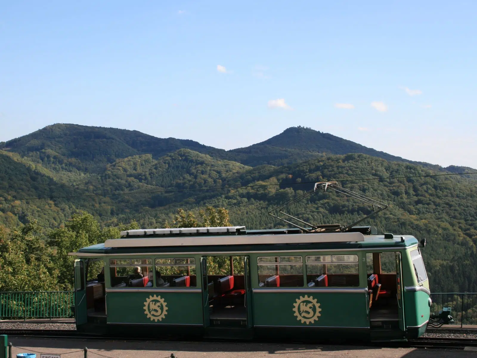 Die Drachenfelsbahn in Königswinter mit Blick auf das SiebengebirgeJUFA Hotels bietet erlebnisreiche Städtetrips für die ganze Familie und den idealen Platz für Ihr Seminar.