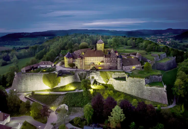 Ihr seht die Festung Rosenberg in Kronach am Abend. JUFA Hotels bietet kinderfreundlichen und erlebnisreichen Urlaub für die ganze Familie.