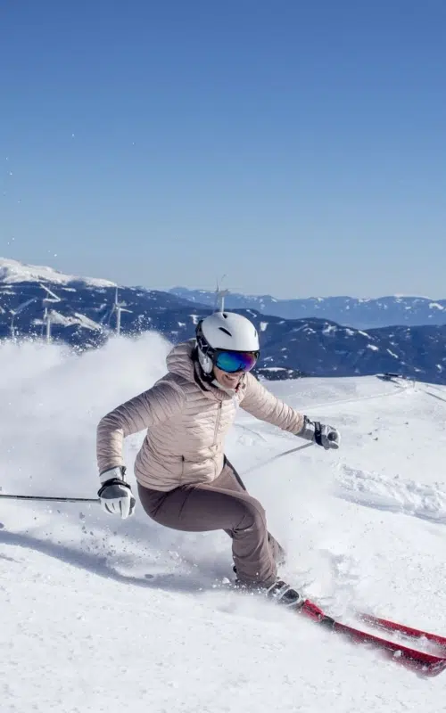 Ihr seht eine Frau beim Skifahren.