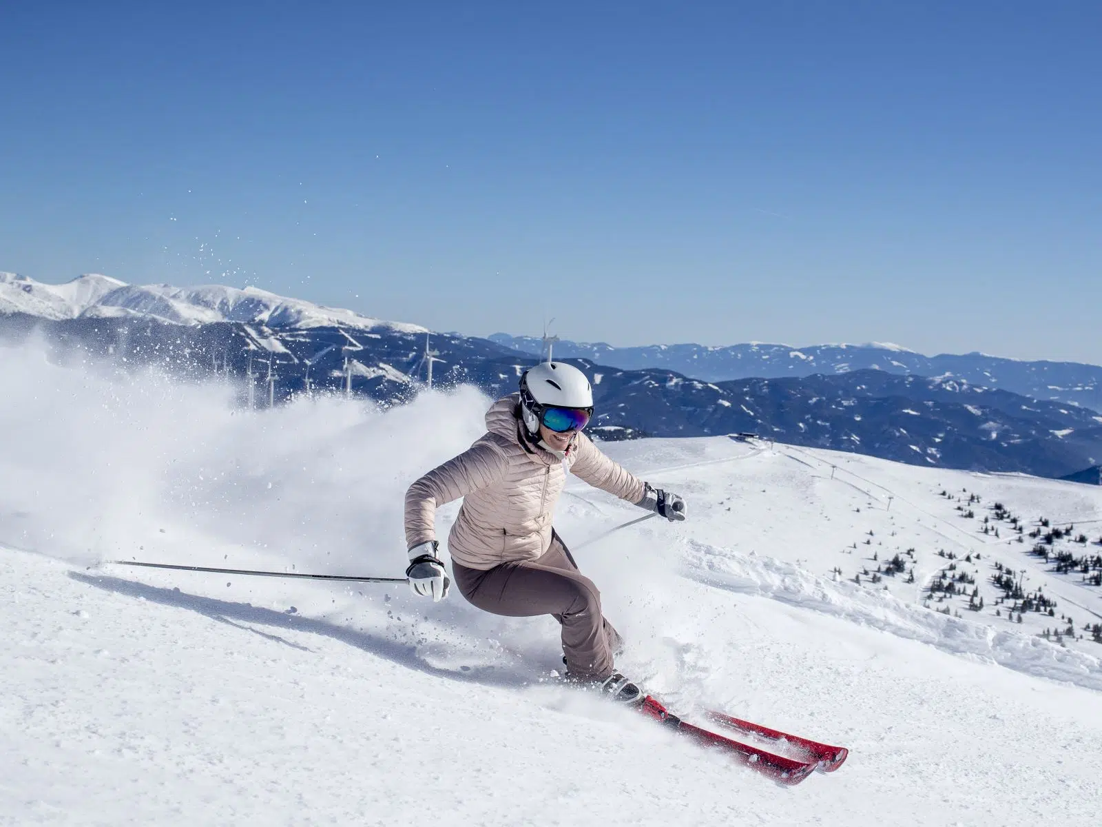 Ihr seht eine Frau beim Skifahren.