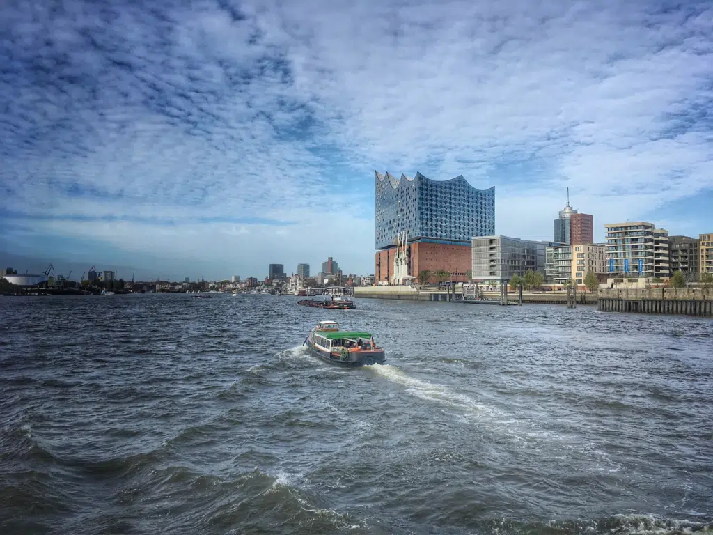 Blick vom Schiff aus auf die Hamburger HafenCity mit Elbphilharmonie. JUFA Hotels bietet kinderfreundlichen und erlebnisreichen Urlaub für die ganze Familie.