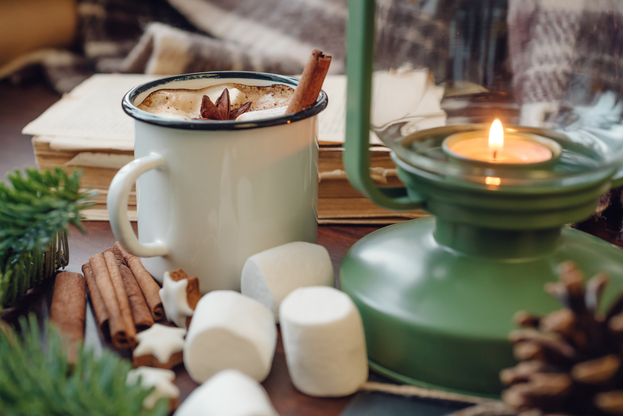 Ihr seht eine heiße Schokolade mit Zimt und Marshmallows auf einem Weihnachtsmarkt. JUFA Hotels bietet erholsamen Familienurlaub und einen unvergesslichen Winterurlaub.