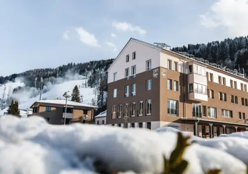 Ihr seht die Aussenansicht vom JUFA Hotel Schladming*** im Winter.