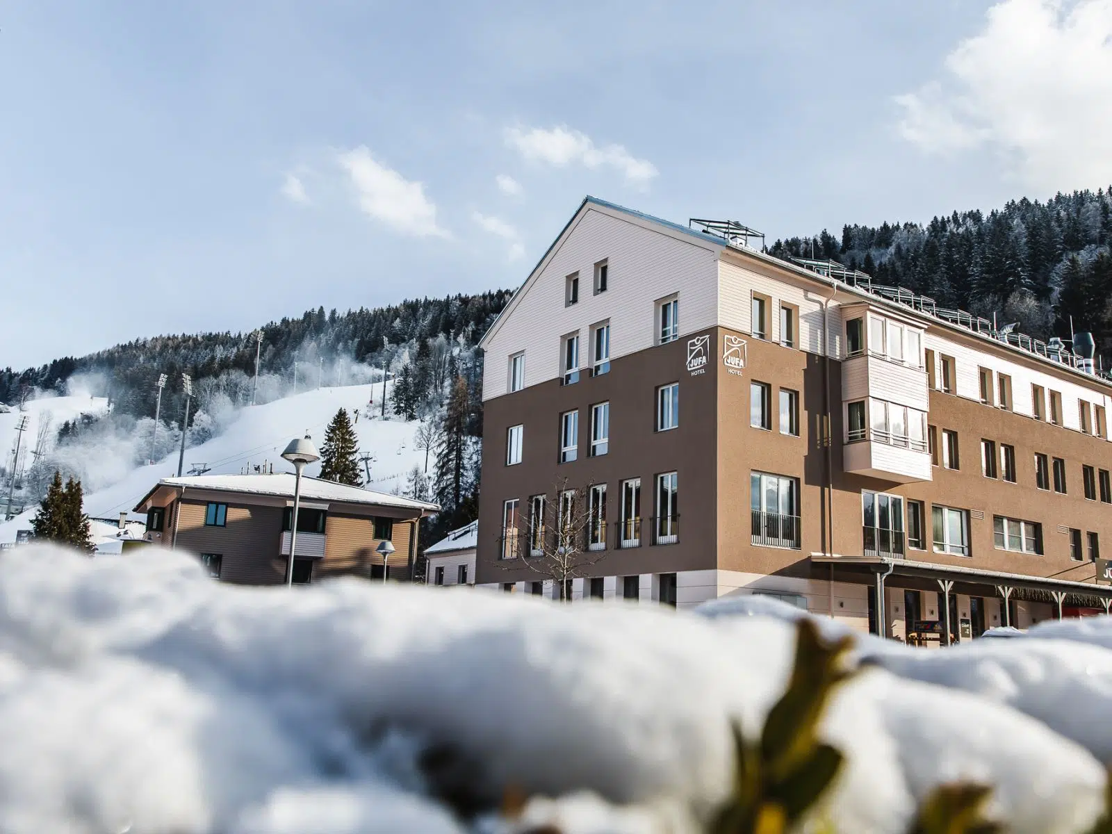 Ihr seht die Aussenansicht vom JUFA Hotel Schladming*** im Winter.