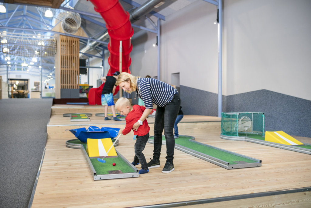 Ihr seht das Indoor Minigolf im JUFA Hotel Vulkanland***. Der Ort für erfolgreiches Training in ungezwungener Atmosphäre für Vereine und Teams.