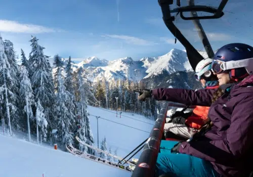 Ihr seht das Skigebiet Bergeralm im Wipptal. Das JUFA Hotel Wipptal ist der ideale Ausgangspunkt für einen unvergesslichen Winterurlaub in Tirol.