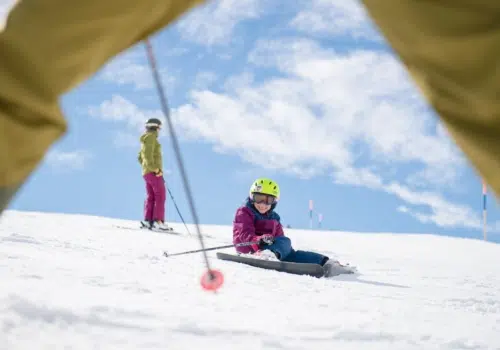 Kinder beim Skifahren in Savognin. JUFA Hotels bietet erholsamen Familienurlaub und einen unvergesslichen Winterurlaub.