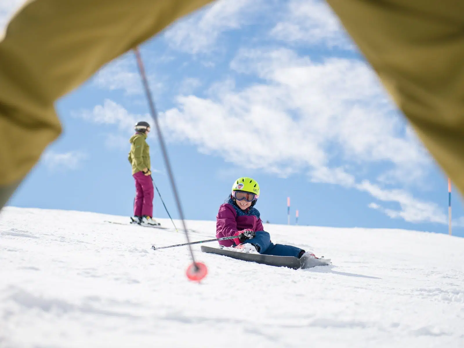 Kinder beim Skifahren in Savognin. JUFA Hotels bietet erholsamen Familienurlaub und einen unvergesslichen Winterurlaub.