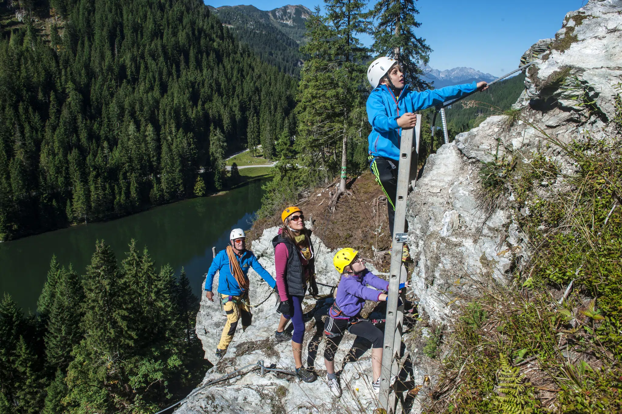 Familie am Klettersteig im Kletterzentrum Seewand in Zauchensee. JUFA Hotels bieten erholsamen Familienurlaub und einen unvergesslichen Winter- und Wanderurlaub.