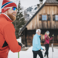 Ihr seht einen Langläufer beim Langlaufen im Skigebiet Kaiserau. JUFA Hotels bietet erholsamen Familienurlaub und einen unvergesslichen Winterurlaub.