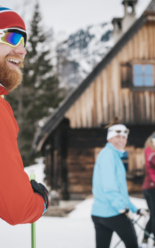 Ihr seht einen Langläufer beim Langlaufen im Skigebiet Kaiserau. JUFA Hotels bietet erholsamen Familienurlaub und einen unvergesslichen Winterurlaub.