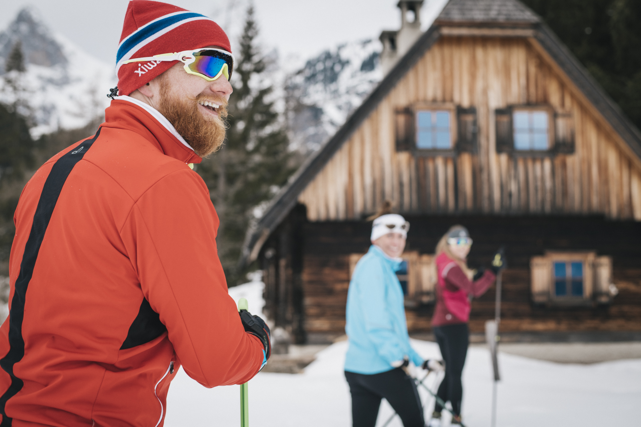 Ihr seht einen Langläufer beim Langlaufen im Skigebiet Kaiserau. JUFA Hotels bietet erholsamen Familienurlaub und einen unvergesslichen Winterurlaub.