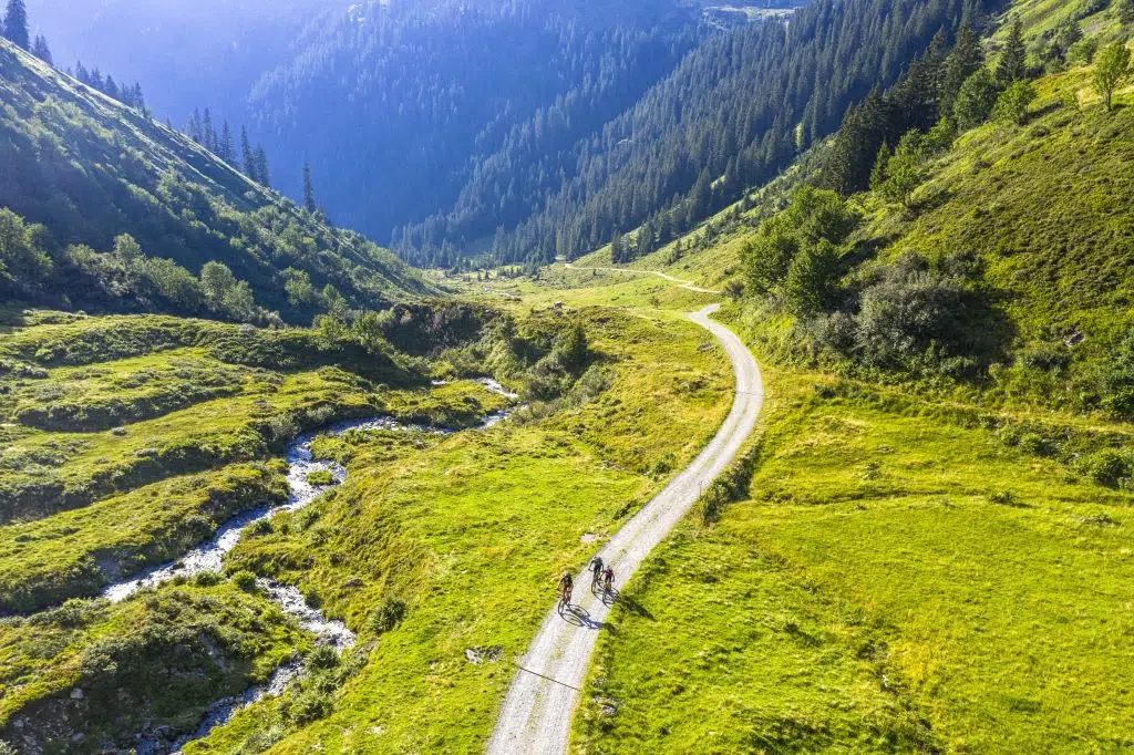 Ihr seht drei Mountainbiker auf dem Weg zum Muttjöchle. JUFA Hotels bietet Ihnen den Ort für erlebnisreichen Natururlaub für die ganze Familie.