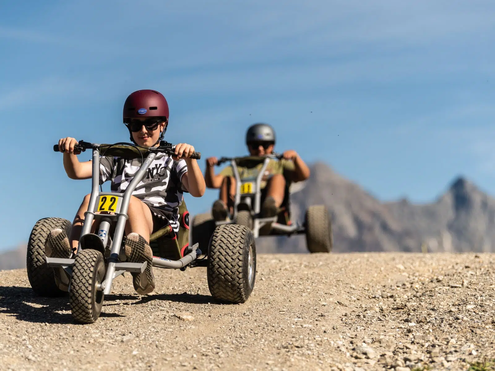 Ihr seht zwei Personen beim Mountainroller fahren in Savognin. JUFA Hotels bietet Ihnen den Ort für erlebnisreichen Natururlaub für die ganze Familie.