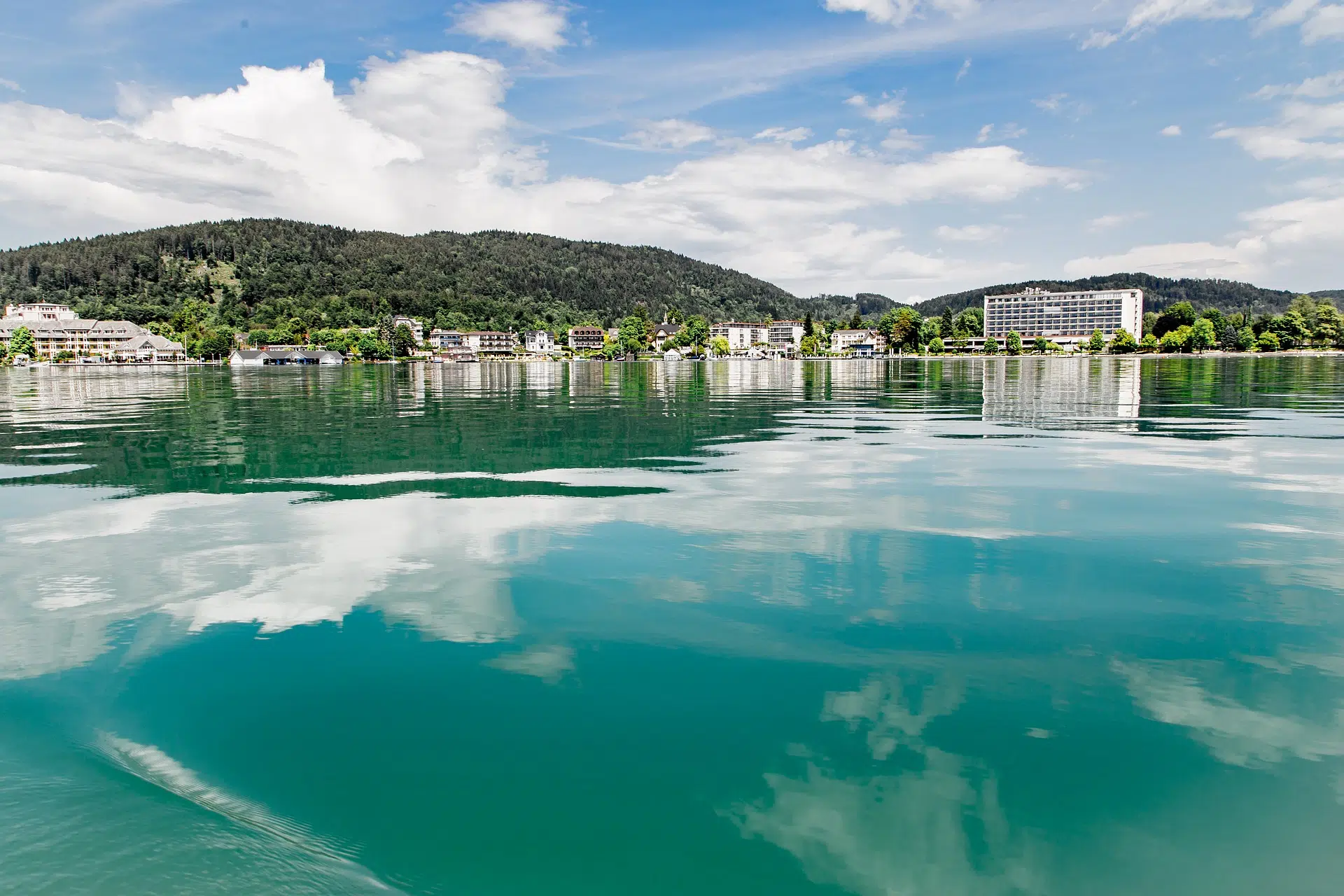 Ihr seht den Wörthersee mit der Ortschaft Portschach im Hintergrund