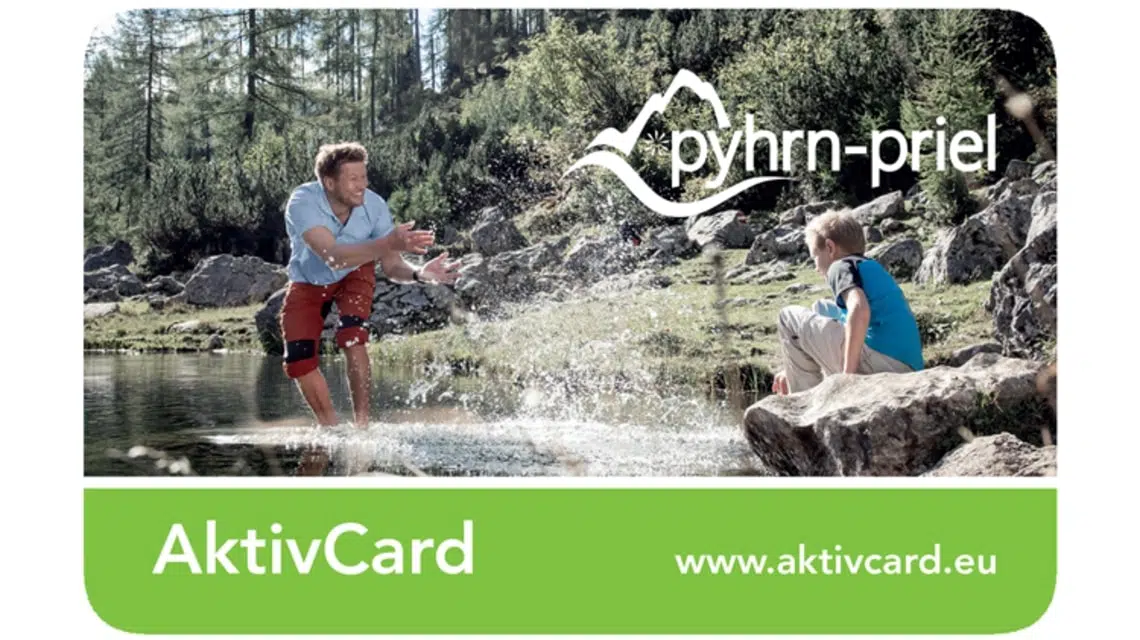 Sujetbild der Pyhrn Priel AktiveCard. Erlebt tolle Ausflugsziele mit der Pyhrn Priel AktiveCard und JUFA Hotels. Der Ort für erholsamen Familienurlaub und einen unvergesslichen Winter- und Wanderurlaub.