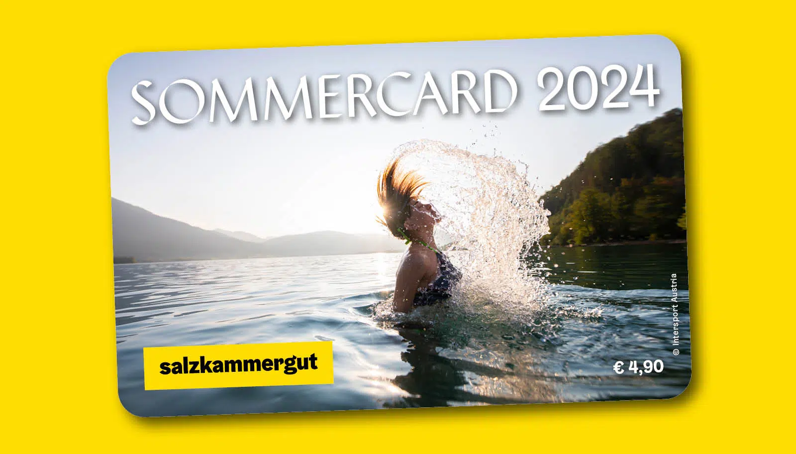 Ihr seht die Sommercard vom Salzkammergut mit einem Paar auf einem Steg am See.