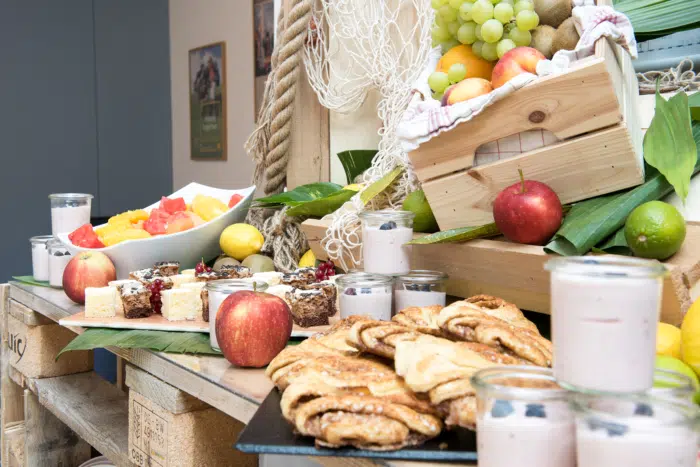 Ihr seht ein reichhaltiges Seminar-Buffet im JUFA Hotel Hamburg HafenCity mit Gebäck. JUFA Hotels bietet den Ort für erfolgreiche und kreative Seminare in abwechslungsreichen Regionen.