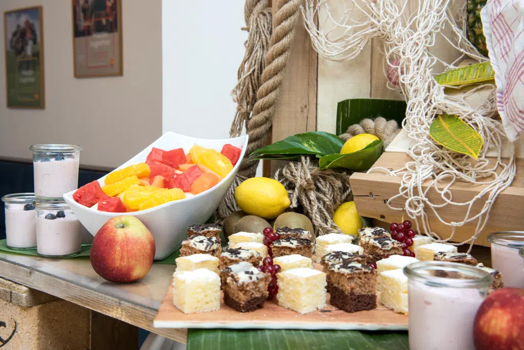 Ihr seht ein reichhaltiges Seminar-Buffet im JUFA Hotel Hamburg HafenCity mit Kuchen. JUFA Hotels bietet den Ort für erfolgreiche und kreative Seminare in abwechslungsreichen Regionen.