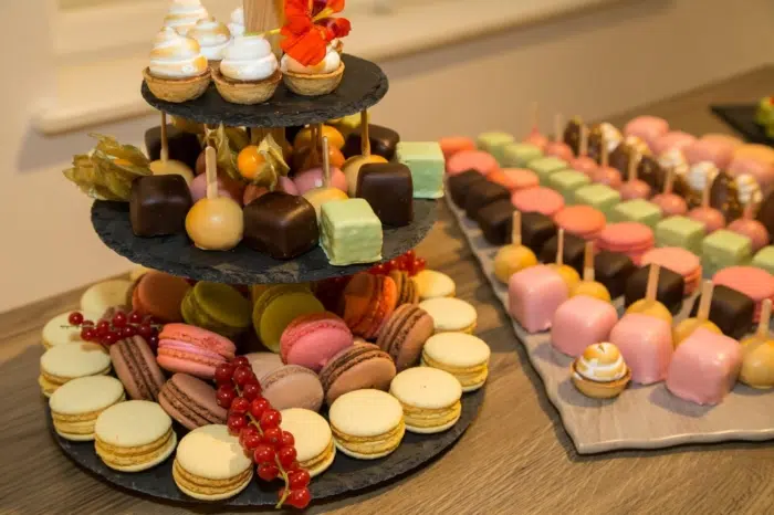 Ihr seht ein Seminarbuffet im JUFA Hotel Wien City mit Macarons. JUFA Hotels bietet den Ort für erfolgreiche und kreative Seminare in abwechslungsreichen Regionen.