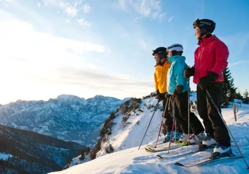 Familie beim Skifahren im Skigebiet Kasberg Grünau im Salzkammergut in der Nähe vom JUFA Hotel Almtal. Der Ort für erholsamen Familienurlaub und einen unvergesslichen Winter- und Wanderurlaub.