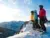 Familie beim Skifahren im Skigebiet Kasberg Grünau im Salzkammergut in der Nähe vom JUFA Hotel Almtal. Der Ort für erholsamen Familienurlaub und einen unvergesslichen Winter- und Wanderurlaub.