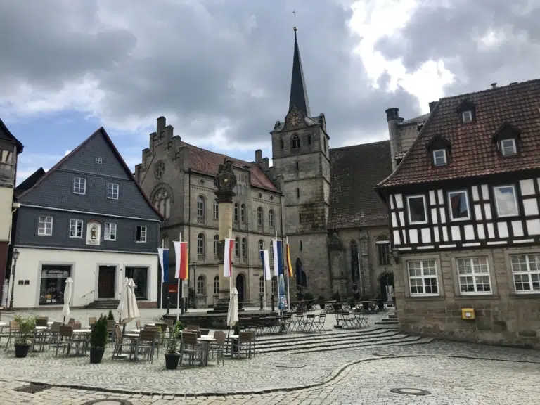 Ihr seht einen Stadtplatz von Kronach mit Kirche. JUFA Hotels bietet Ihnen den Ort für erlebnisreichen Natururlaub für die ganze Familie.