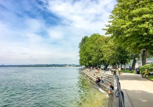 Ihr seht die Sunsetstufen an der Seepromenade von Bregenz am Bodensee im Sommer.