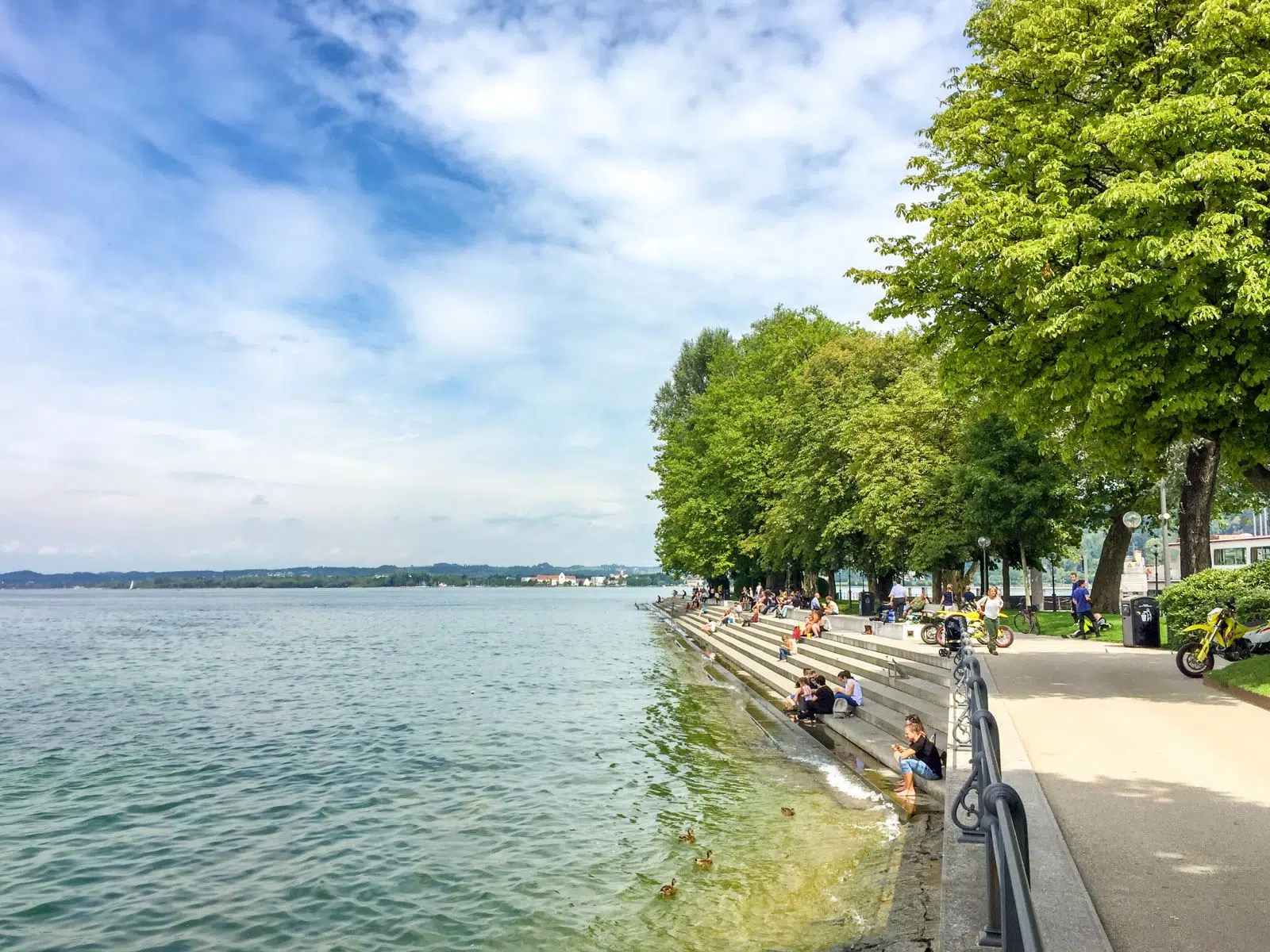 Ihr seht die Sunsetstufen an der Seepromenade von Bregenz am Bodensee im Sommer.