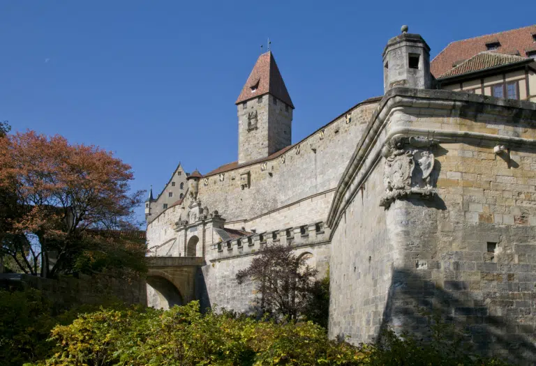 Ihr seht den Eingangsbereich der Veste Coburg. JUFA Hotels bietet Ihnen den Ort für erlebnisreichen Natururlaub für die ganze Familie.