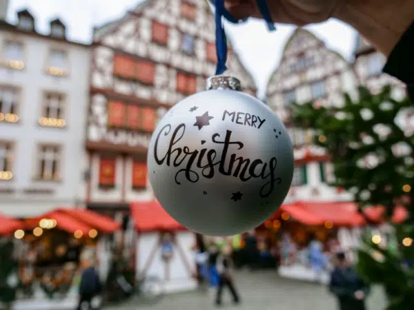 Ihr seht eine Christbaumkugel auf dem Weihnachtsmarkt in Bernkastel-Kues. jufa hotels, bernkastel-kues, weihnachten, advent