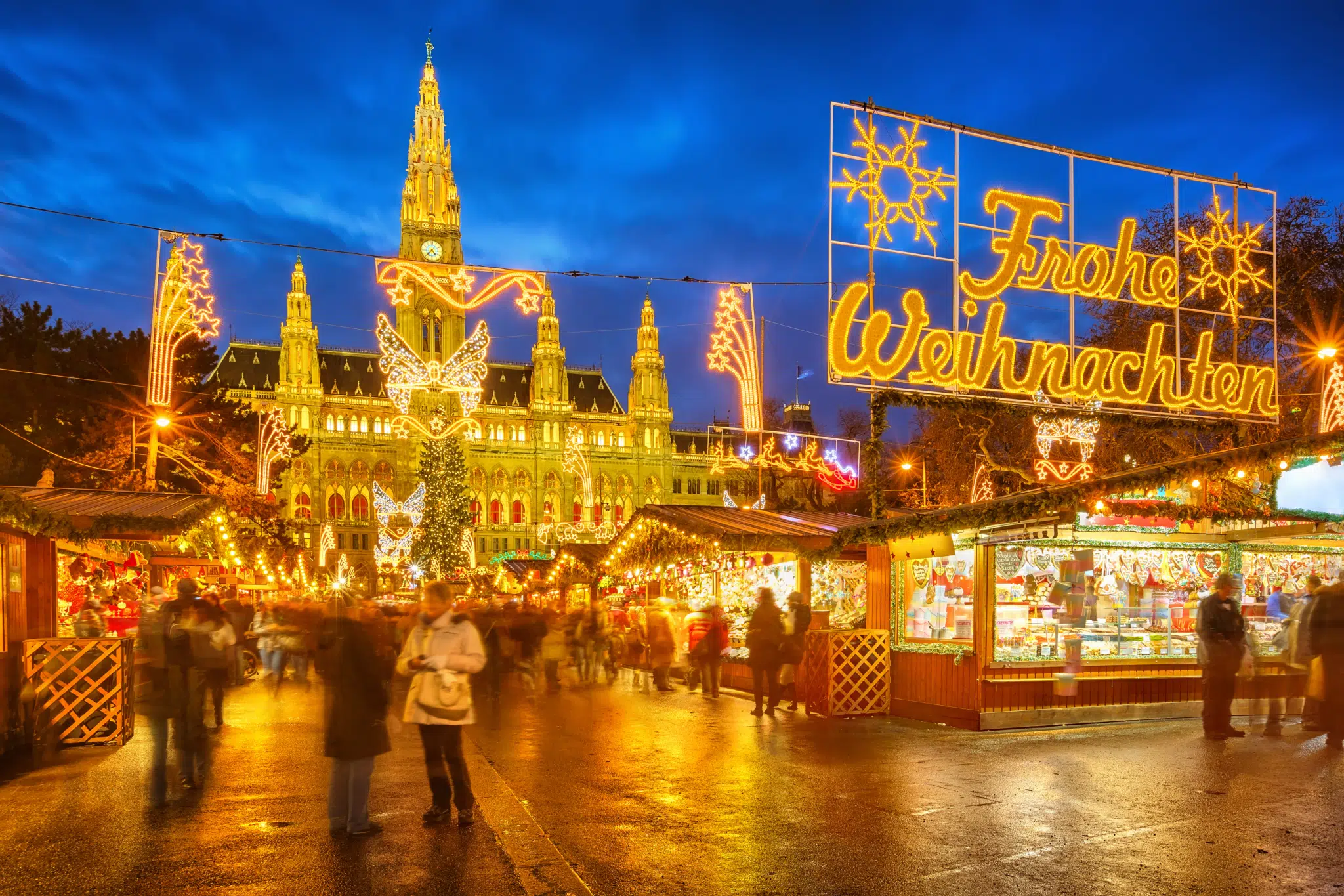 Weihnachtsmarkt vor Wiener Rathaus hell beleuchtet