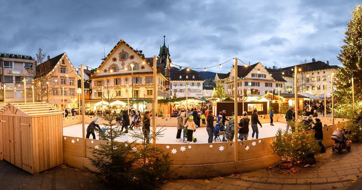 Ihr seht den Christkindlmarkt in Dornbirn und den Eislaufplatz dort.